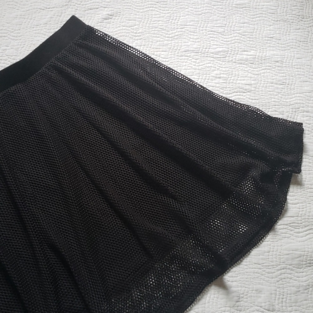 HOT TOPIC Mesh Fishnet Skater Skirt